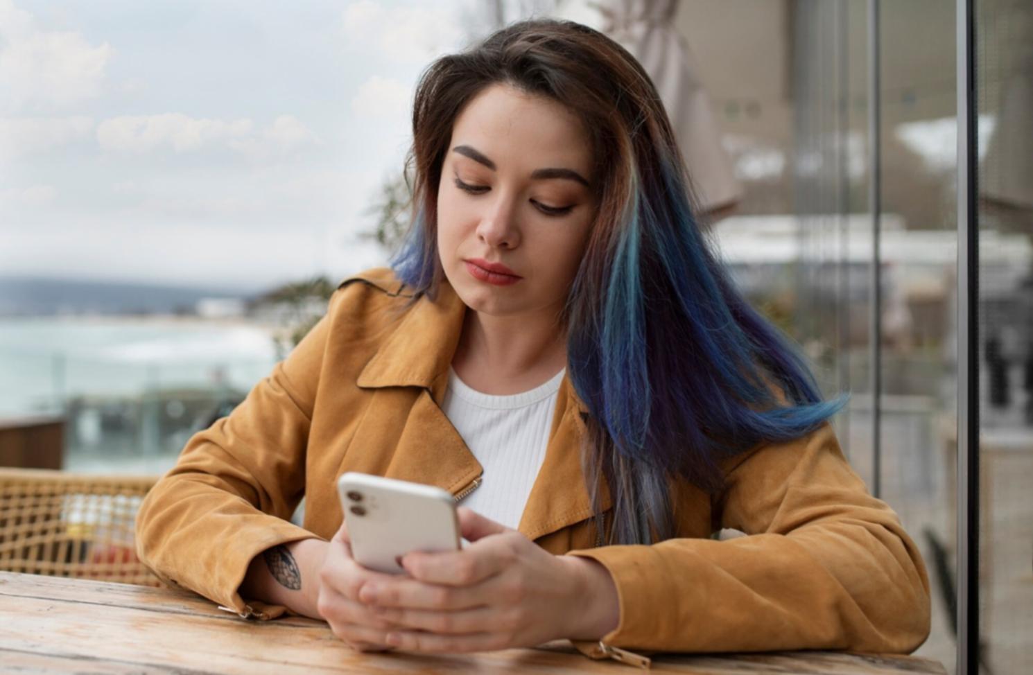 Studenti durante una sessione pratica di formazione moda